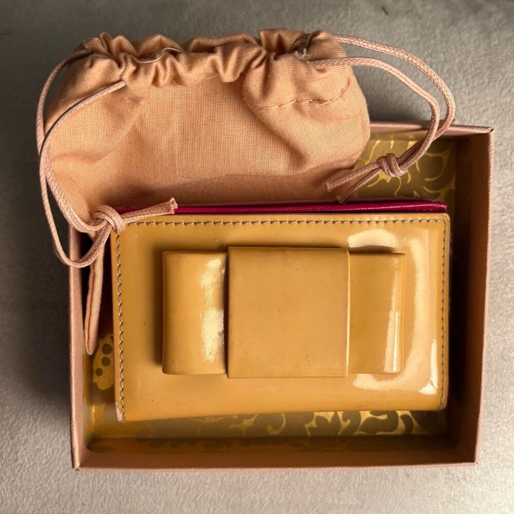 Miu Miu Patent Leather Bow Compact Wallet Vintage 2010 Snap Card Holder 3 x 4.5"